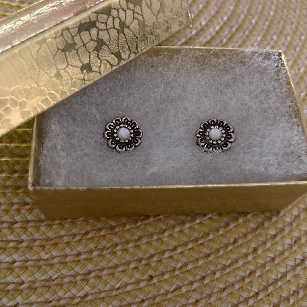 Sterling silver studs - Picture 2 of 3